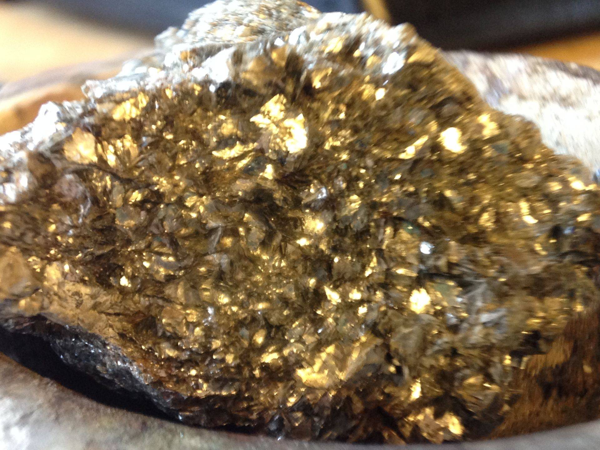 Пирит самородок. Золото сульфидная руда. Золотоносная руда Урала. Золото кварц-сульфидные месторождения.